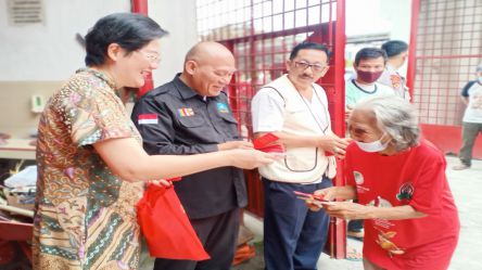 Membagikan Angpau