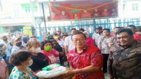 Foto: PSMTI Medan Petisah Salurkan 350 Paket Sembako untuk Warga Kurang Mampu 1
