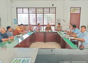 Kepala KPPU Kantor Wilayah I Medan Ridho Pamungkas didampingi Kepala Bidang Kajian Advokasi Shobi Kurnia melakukan diskusi dengan Persatuan Pengusaha Penggilingan Beras dan Padi (Perpadi) Sumatera Utara (Sumut).(Dok:KPPU Kanwil I)