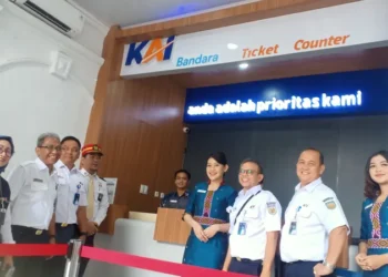 Sejumlah petinggi PT KAI Divre I SU  dan KAI Bandara diabadikan bersama-sama saat meninjau loket penjualan tiket KA di Stasiun Binjai, Selasa (29/08/2023).(seputarsumut/Asiong)