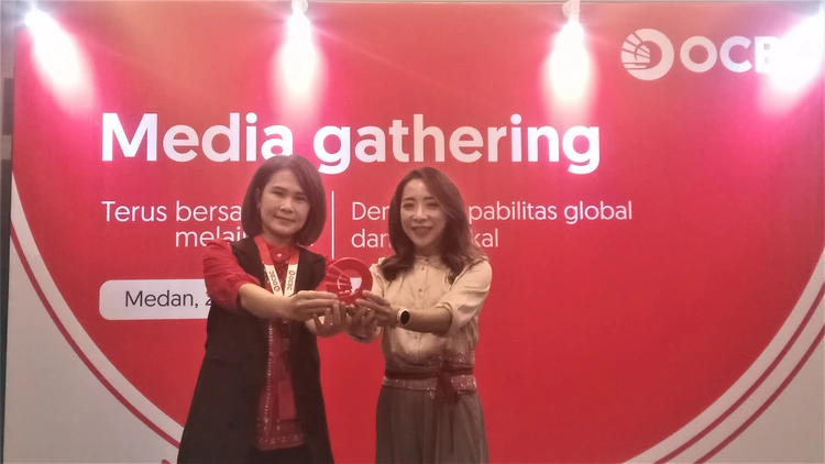 Jenny Hartanto, National Network Head OCBC Indonesia (kanan) didampingi Meri Suriani, Region Head OCBC Indonesia memperlihatkan logo baru OCBC Indonesia kepada awak media di Medan, Senin (27/11/2023).(seputarsumut/Asiong)