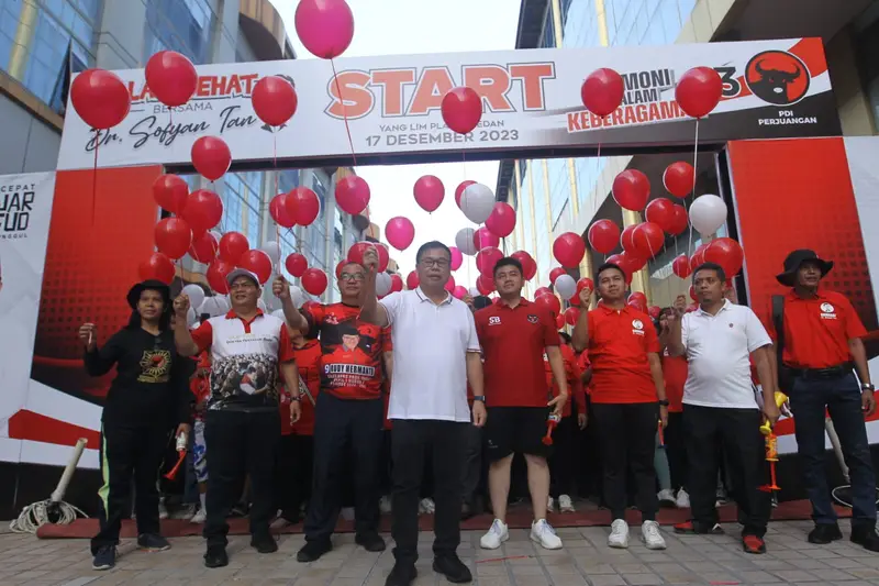 melepas balon ke udara