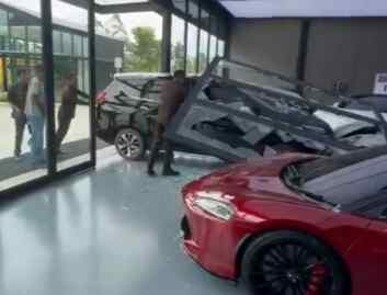Xpander tabrak Showroom