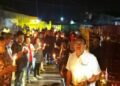 Aksi wartawan dan LSM menyalakan lilin untuk Sempurna Pasaribu.