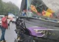 Bus Eldivo ringsek setelah tabrakan dengan truk pengangkut BBM di Jalan Lintas Siantar - Medan.